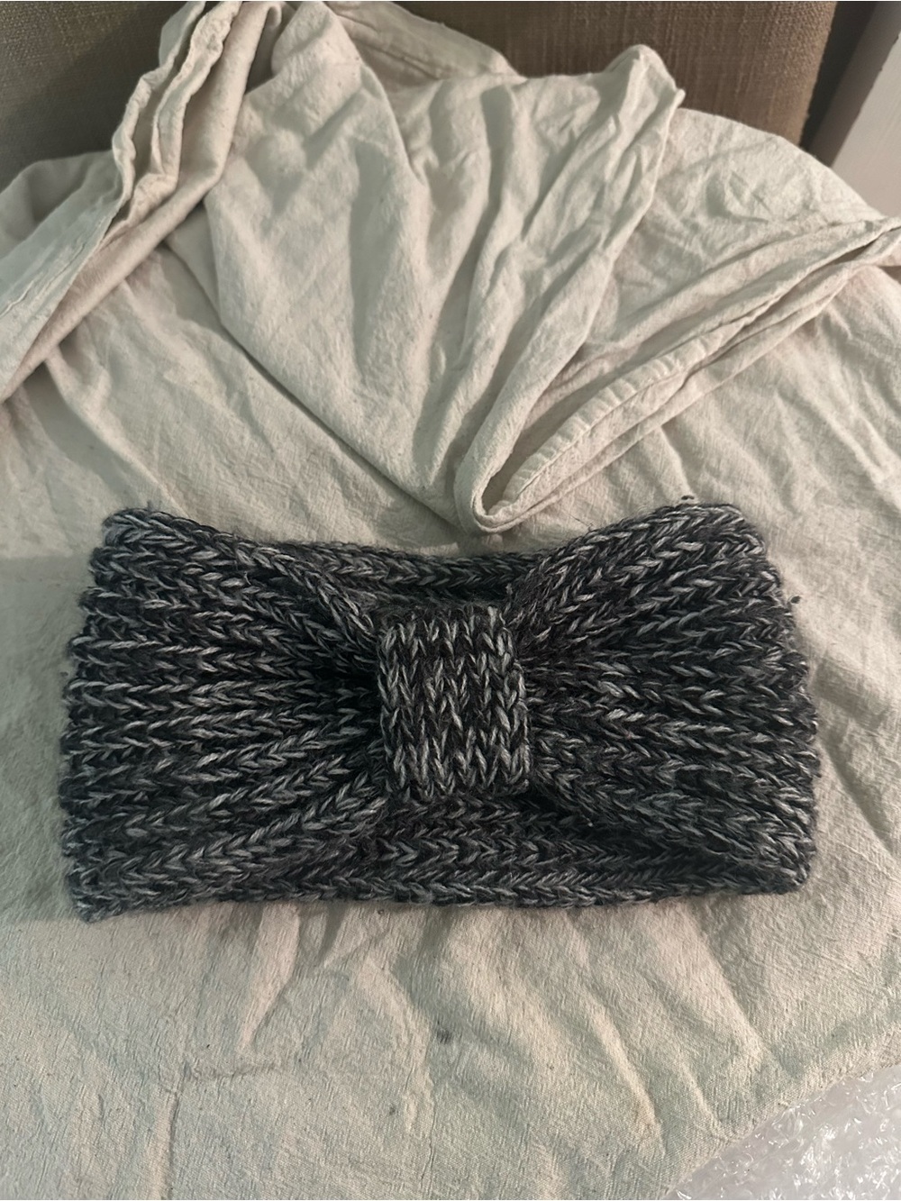 Gray Marled Knit Headband with bow design 100% acrylic excellent condition fall